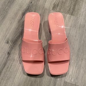 Pink Gucci  rubber slide sandal only been worn twice. Good condition!
